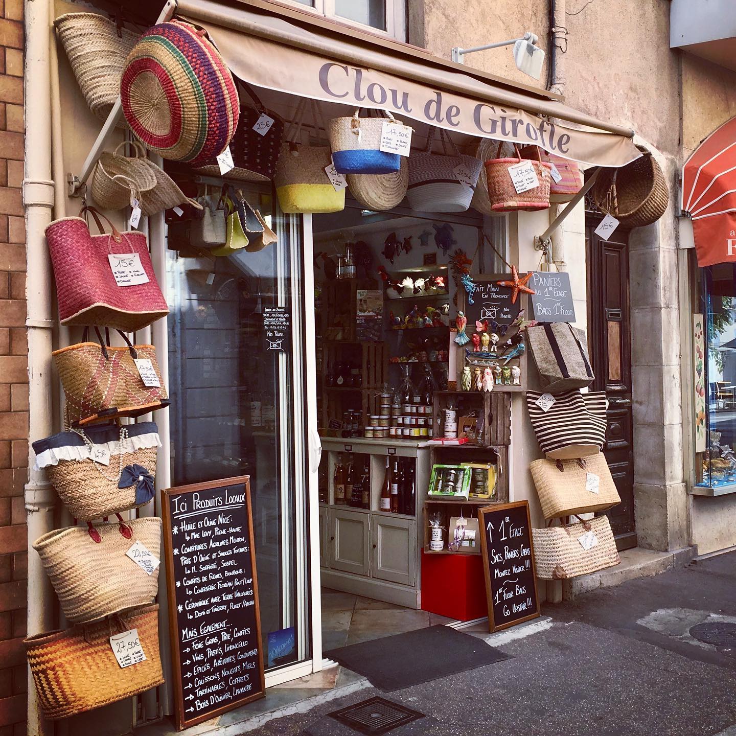 I’m Christmas shopping in our winter hometown in Canada, and I keep thinking it’d be SO MUCH EASIER to find that perfect gift in our summer hometown of Antibes 

 #antibes #cotedazur #frenchriviera #jaimelafrance  #cloudegirofle #frenchshop #makingalistcheckingittwice